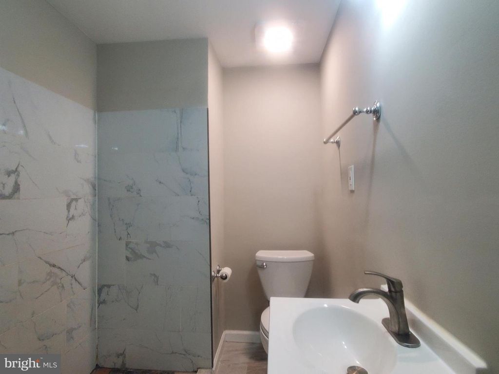 Image 15 of property listing at 14813 HAMMERSMITH CIR, Silver Spring, MD 20906