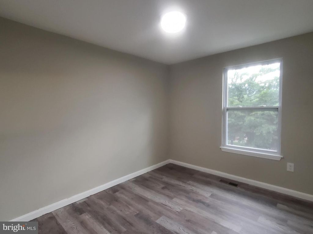 Image 23 of property listing at 14813 HAMMERSMITH CIR, Silver Spring, MD 20906