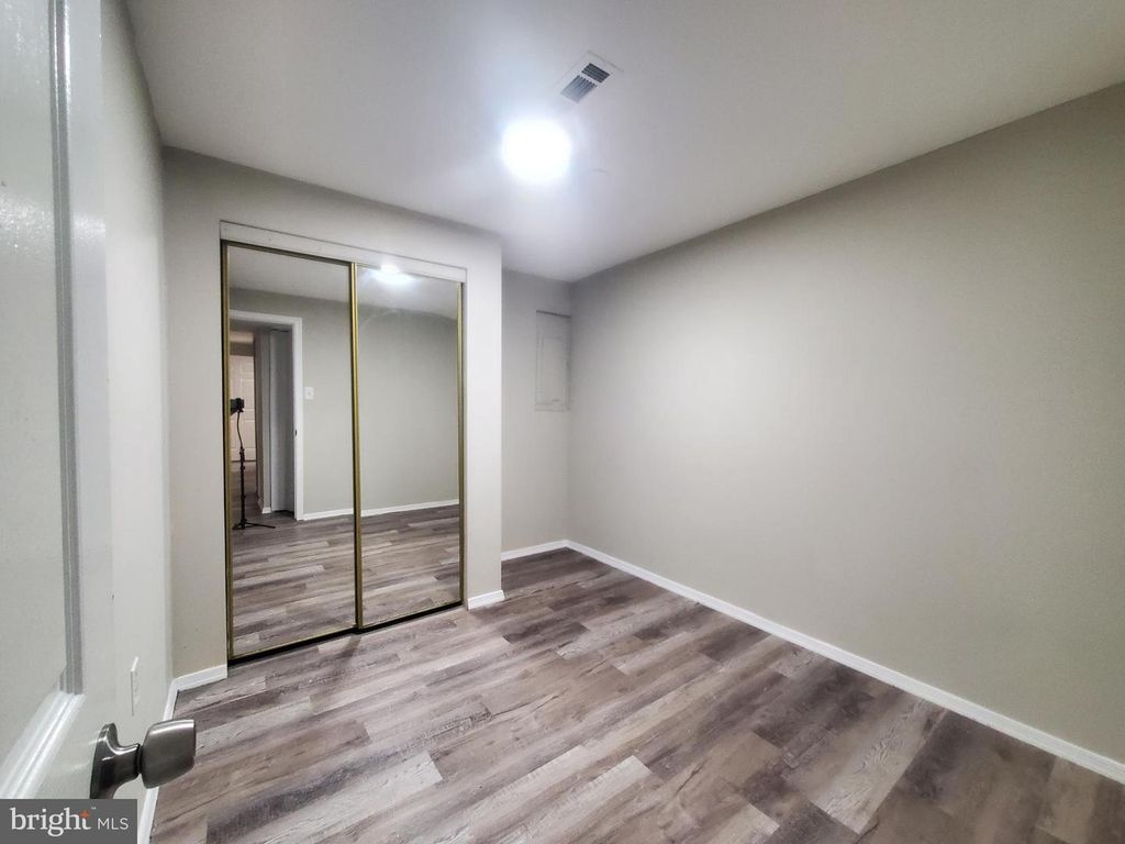Image 28 of property listing at 14813 HAMMERSMITH CIR, Silver Spring, MD 20906