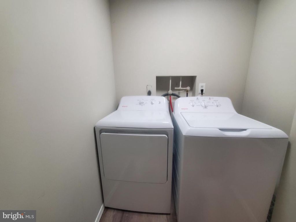 Image 32 of property listing at 14813 HAMMERSMITH CIR, Silver Spring, MD 20906