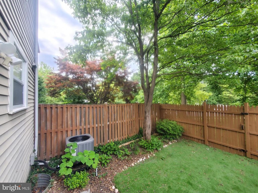 Image 33 of property listing at 14813 HAMMERSMITH CIR, Silver Spring, MD 20906