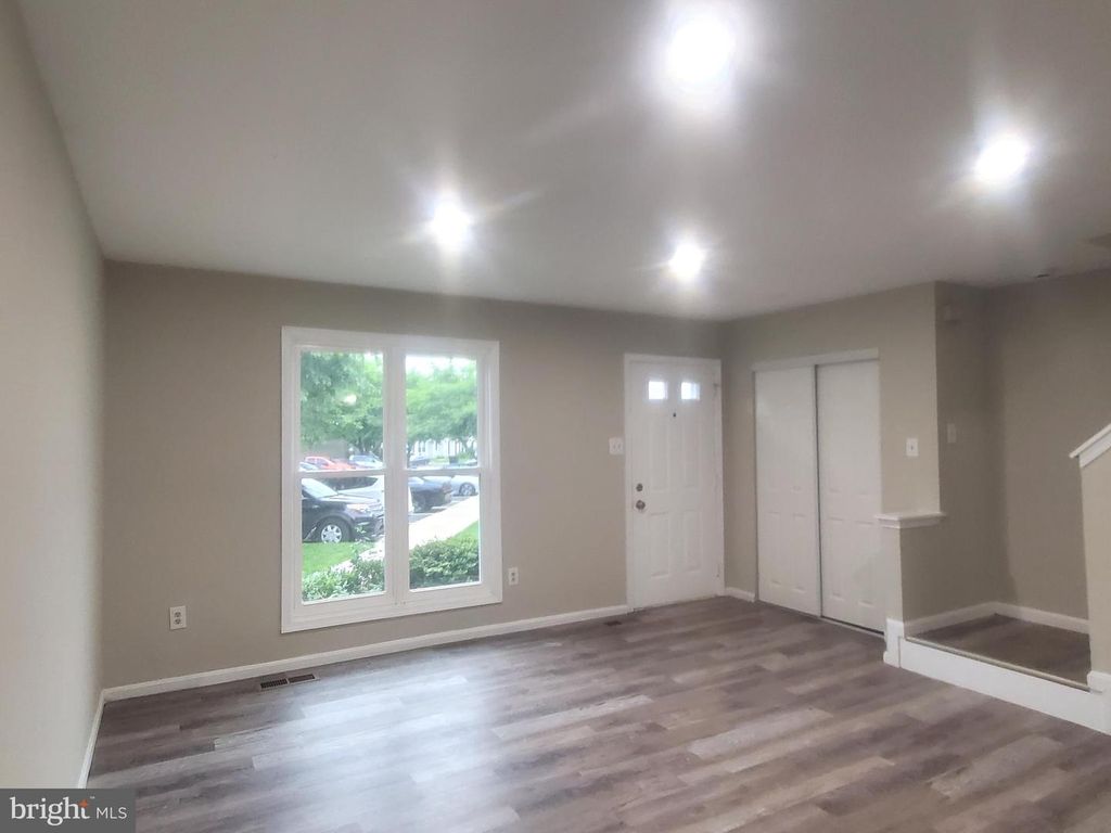 Image 5 of property listing at 14813 HAMMERSMITH CIR, Silver Spring, MD 20906