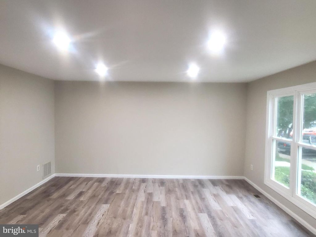 Image 6 of property listing at 14813 HAMMERSMITH CIR, Silver Spring, MD 20906
