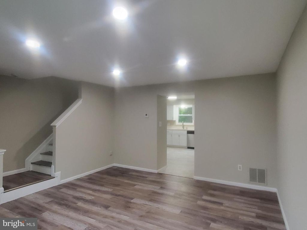 Image 7 of property listing at 14813 HAMMERSMITH CIR, Silver Spring, MD 20906