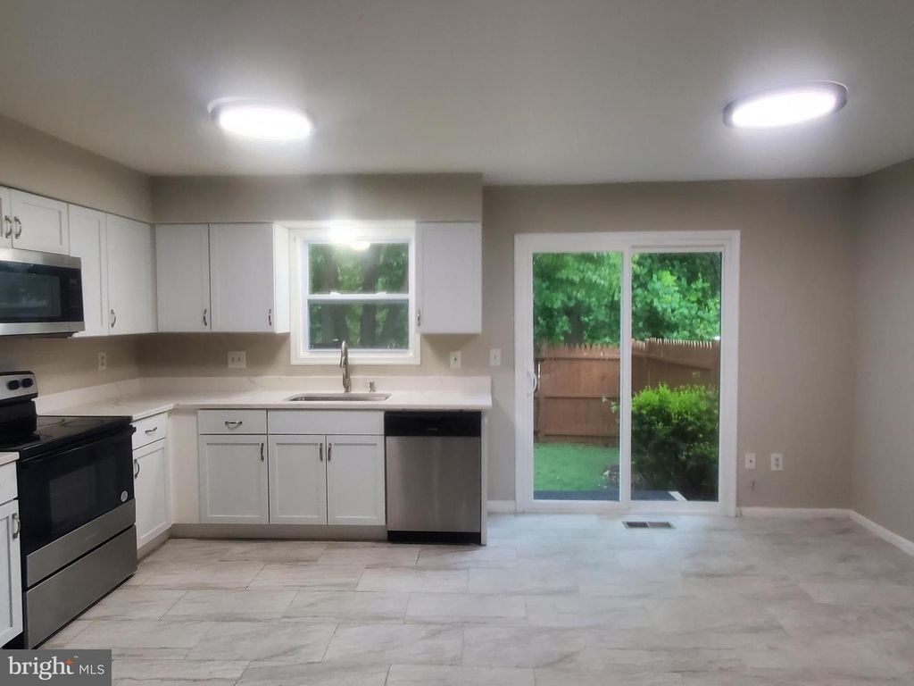 Image 8 of property listing at 14813 HAMMERSMITH CIR, Silver Spring, MD 20906