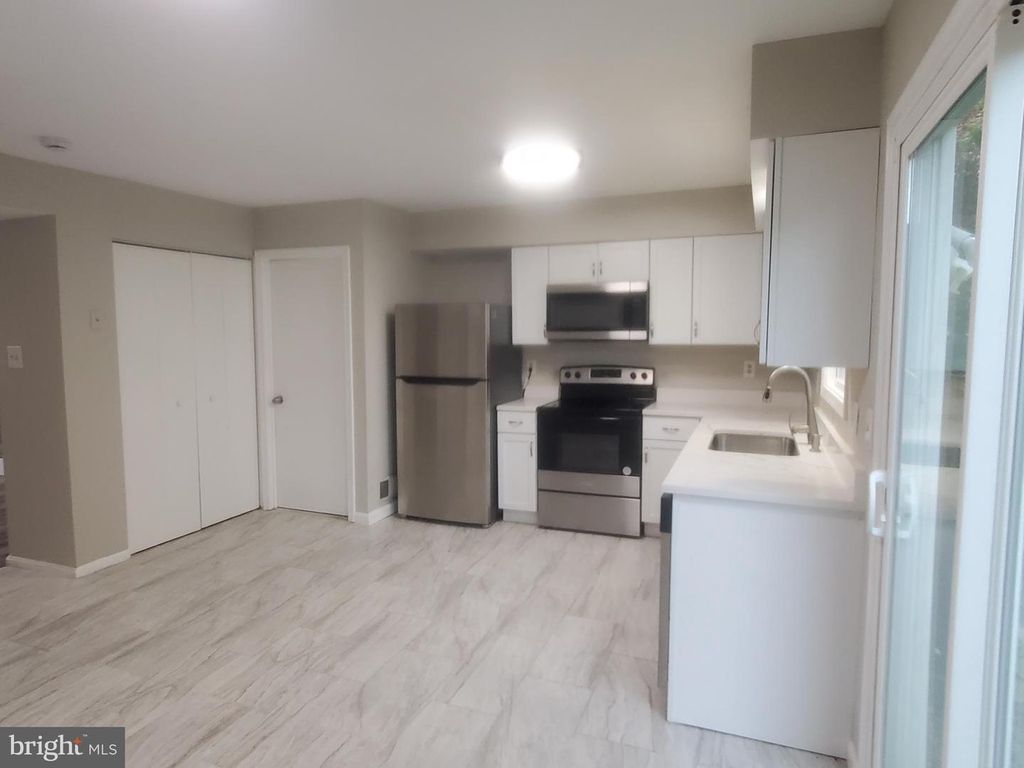 Image 9 of property listing at 14813 HAMMERSMITH CIR, Silver Spring, MD 20906