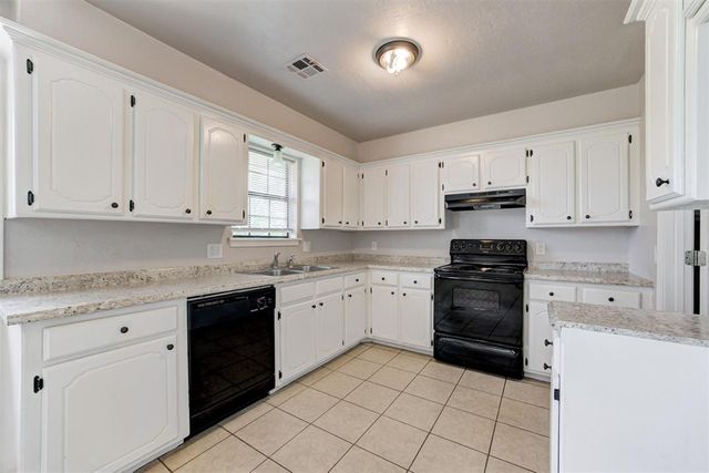 910 W Kyle Way, Mustang, OK 73064