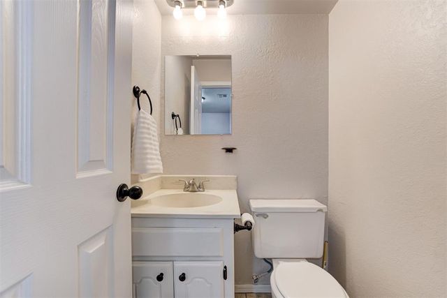 910 W Kyle Way, Mustang, OK 73064