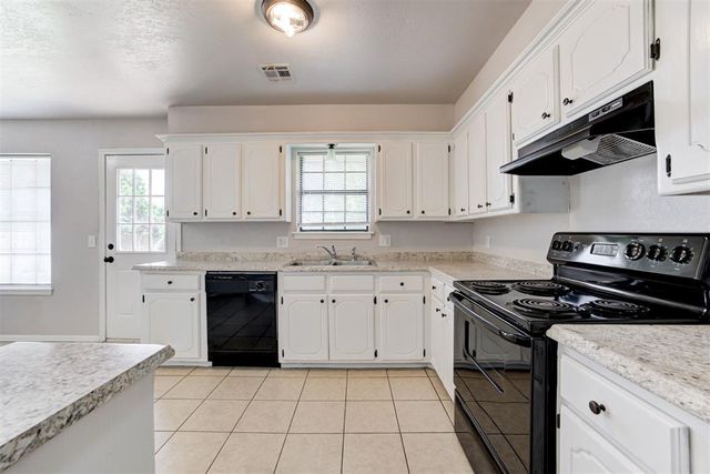 910 W Kyle Way, Mustang, OK 73064