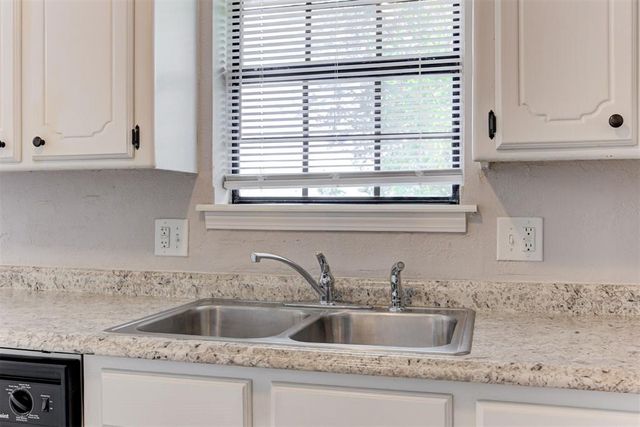 910 W Kyle Way, Mustang, OK 73064