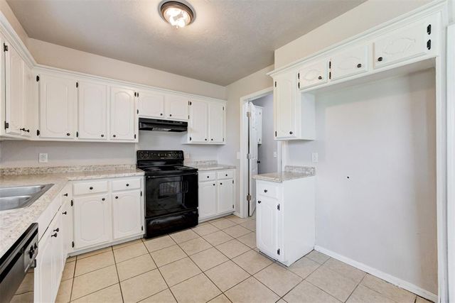 910 W Kyle Way, Mustang, OK 73064