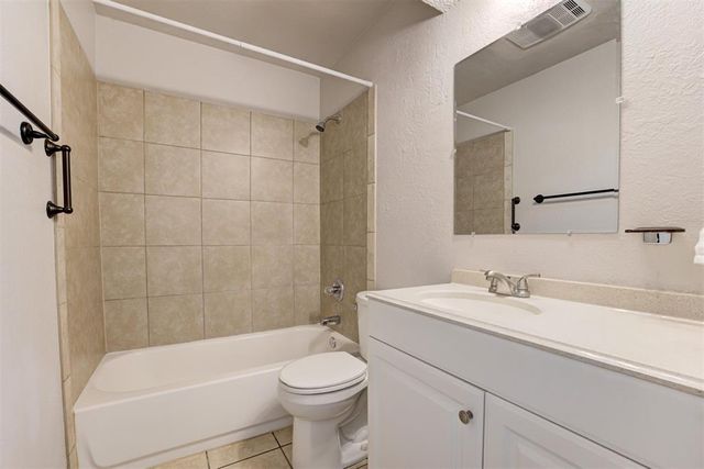 910 W Kyle Way, Mustang, OK 73064