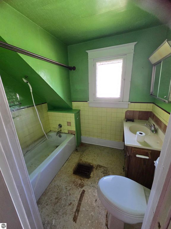 Image 12 of property listing at 907 N Court Avenue, Alma, MI 48801