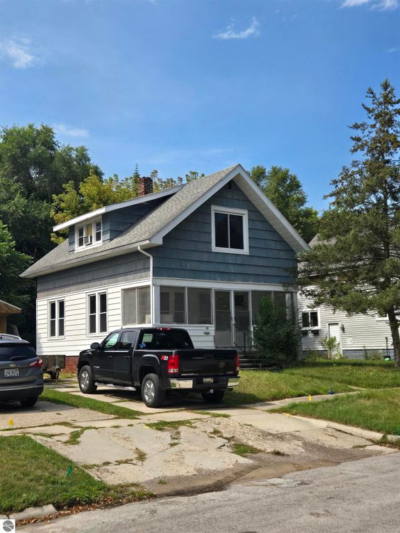 Image 2 of property listing at 907 N Court Avenue, Alma, MI 48801