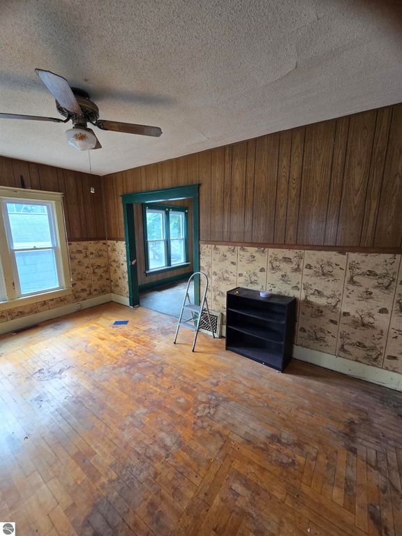 Image 5 of property listing at 907 N Court Avenue, Alma, MI 48801