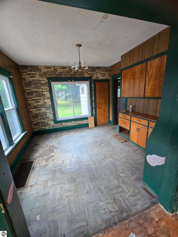 Image 6 of property listing at 907 N Court Avenue, Alma, MI 48801