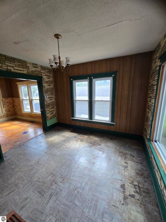 Image 7 of property listing at 907 N Court Avenue, Alma, MI 48801