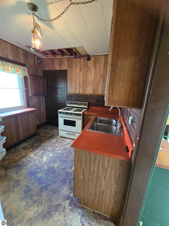 Image 8 of property listing at 907 N Court Avenue, Alma, MI 48801