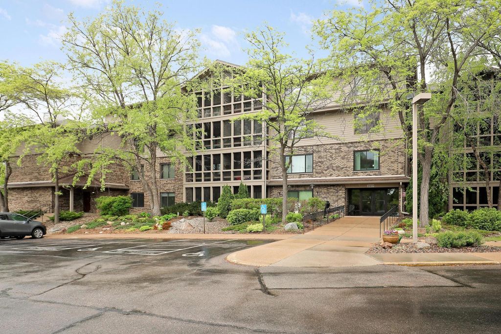 3801 W 98th Street 108, Bloomington, MN 55431