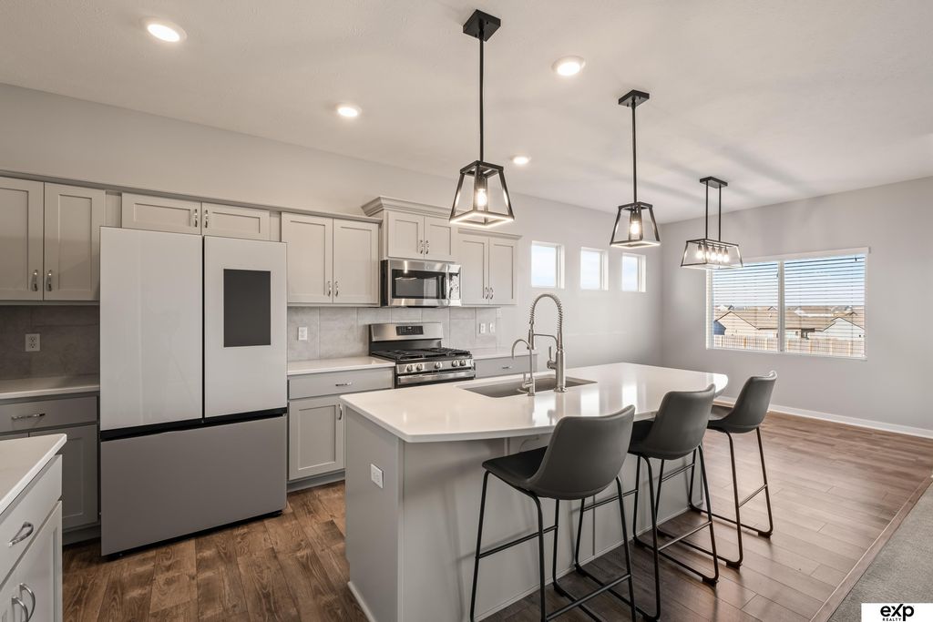17608 Palisades Drive, Omaha, NE 68136