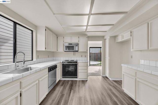 1068 Foster St, Alameda, CA 94502