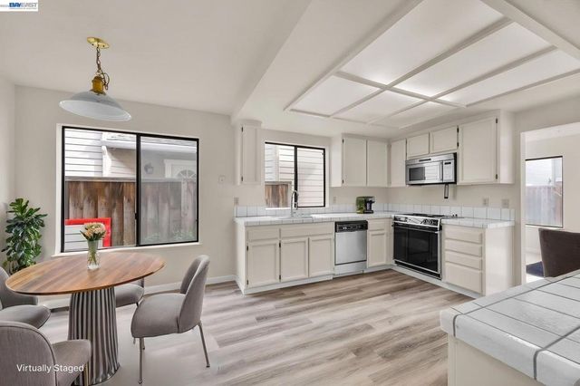 1068 Foster St, Alameda, CA 94502