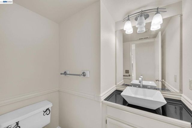 1068 Foster St, Alameda, CA 94502