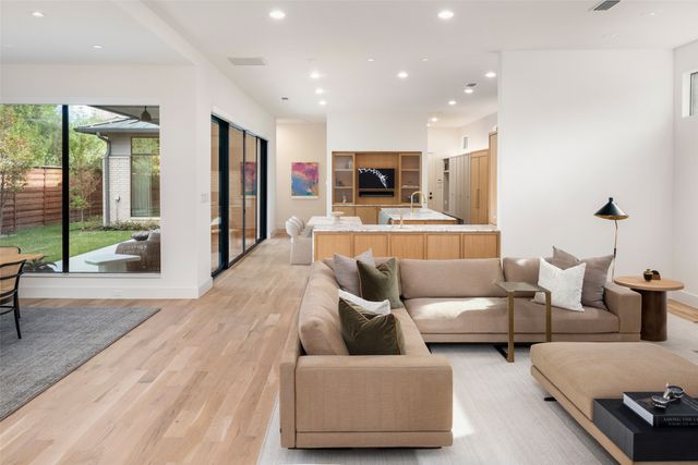 5000 W Hanover Avenue, Dallas, TX 75209