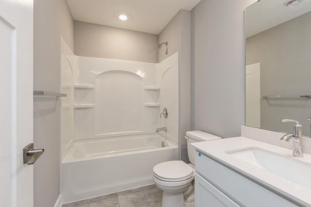 7998 42nd Street N, Oakdale, MN 55128