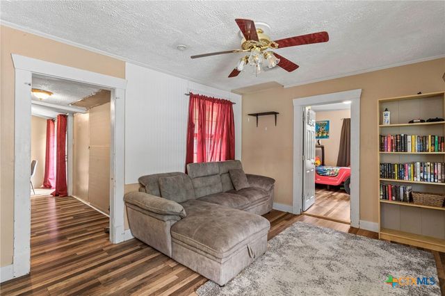 921 S Laurel Avenue, Luling, TX 78648