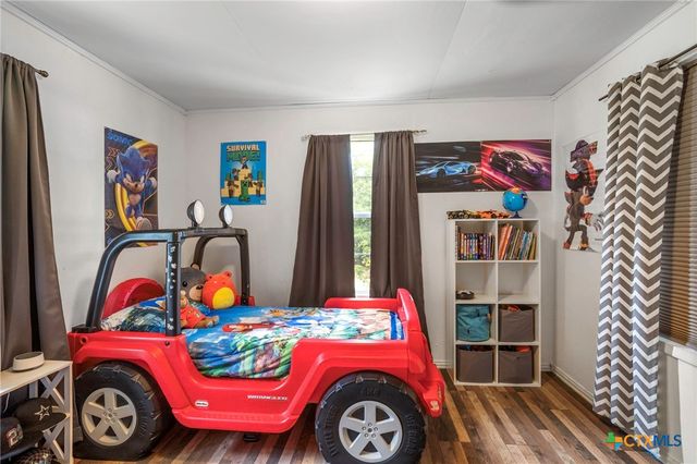 921 S Laurel Avenue, Luling, TX 78648