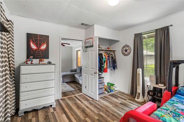 921 S Laurel Avenue, Luling, TX 78648