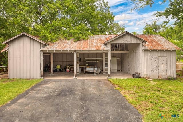 921 S Laurel Avenue, Luling, TX 78648