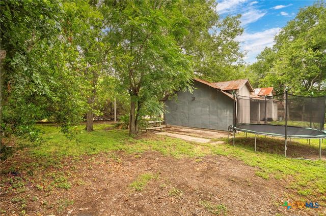 921 S Laurel Avenue, Luling, TX 78648