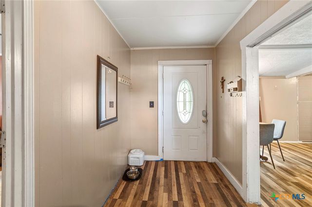 921 S Laurel Avenue, Luling, TX 78648