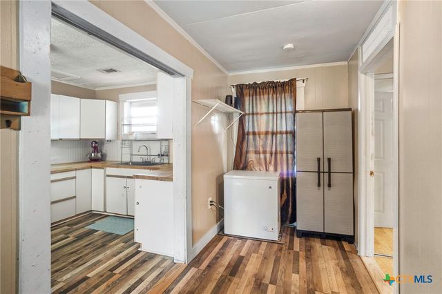 921 S Laurel Avenue, Luling, TX 78648