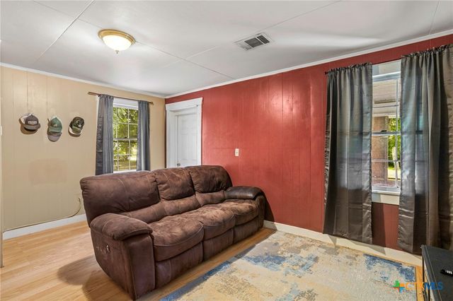 921 S Laurel Avenue, Luling, TX 78648