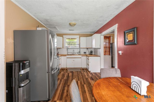 921 S Laurel Avenue, Luling, TX 78648