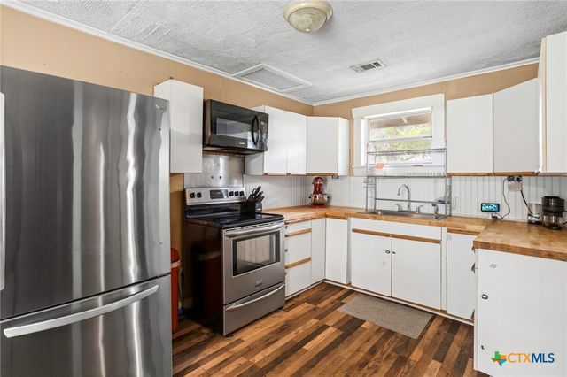 921 S Laurel Avenue, Luling, TX 78648