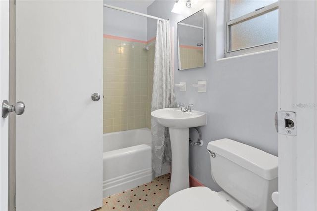1302 NE 14TH TERRACE, Gainesville, FL 32601