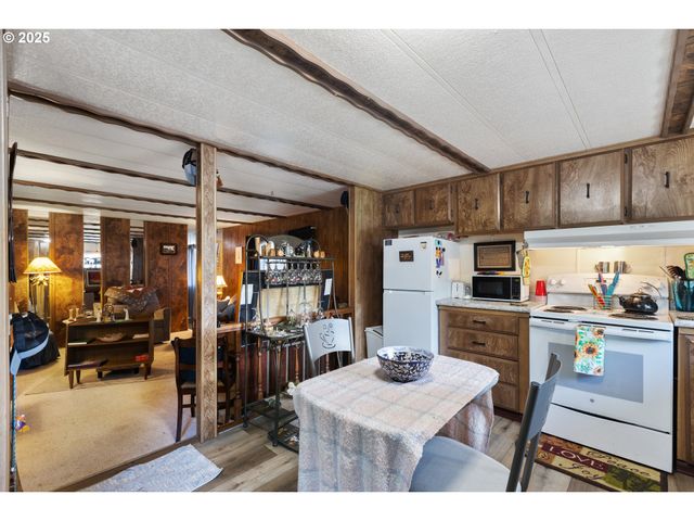 111 SHARWAY Ln, Winston, OR 97496