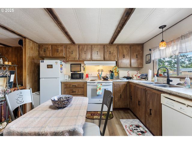 111 SHARWAY Ln, Winston, OR 97496