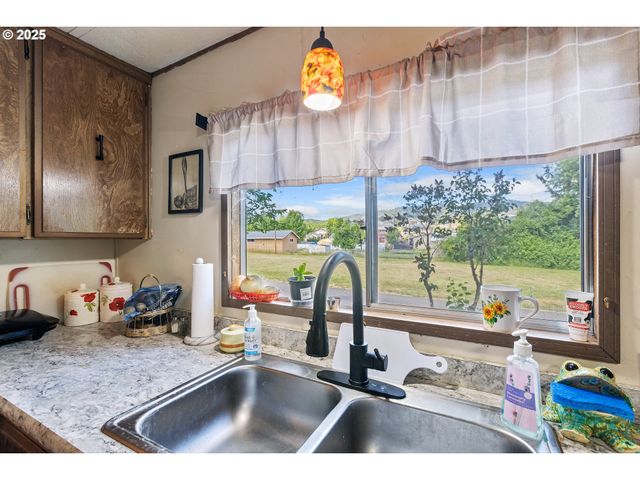 111 SHARWAY Ln, Winston, OR 97496