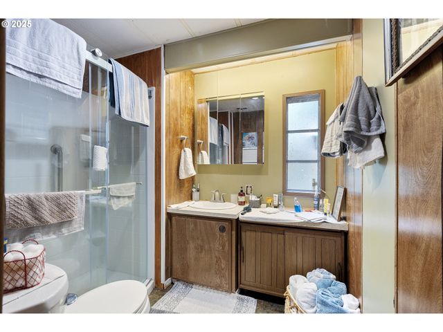 111 SHARWAY Ln, Winston, OR 97496
