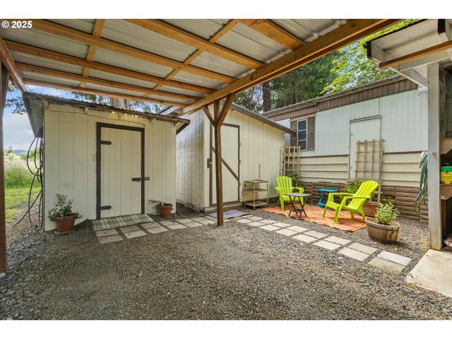 111 SHARWAY Ln, Winston, OR 97496