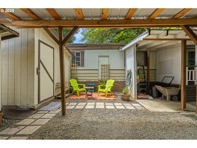 111 SHARWAY Ln, Winston, OR 97496