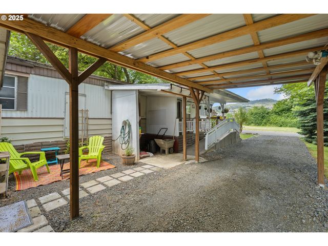 111 SHARWAY Ln, Winston, OR 97496