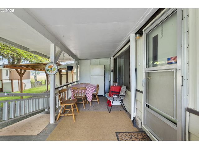 111 SHARWAY Ln, Winston, OR 97496
