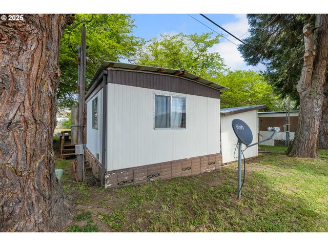 111 SHARWAY Ln, Winston, OR 97496