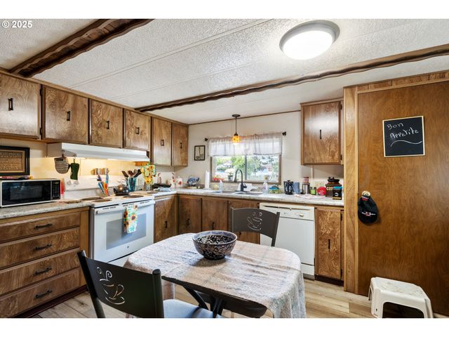 111 SHARWAY Ln, Winston, OR 97496